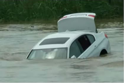 Finalmente, el auto se fue al fondo del río