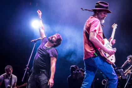 Finalmente, el domingo por la noche Los Caballeros de la Quema tocaron por primera vez en Cosquín Rock. "Estamos debutando a los 50 años.Qué virgos...", dijo Iván Noble