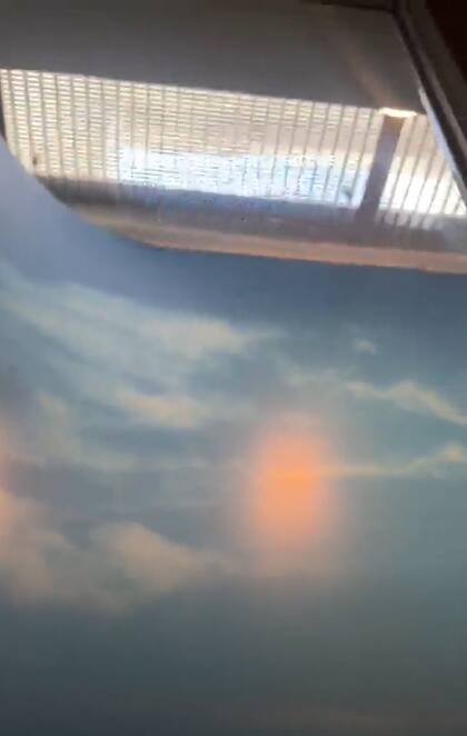 Finalmente, resultó ser una imagen pegada a la ventana