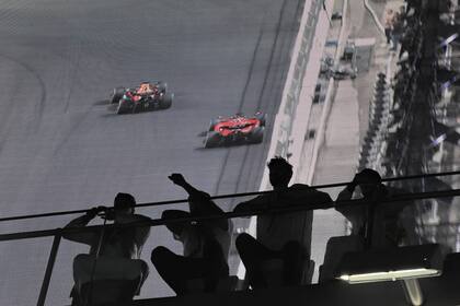 Finalmente, Verstappen superó a Leclerc y parte del público lo festejó en el circuito callejero de Jeddah.