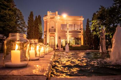 Finca El Paraíso está ubicada en la localidad mendocina de Maipú y alberga una casona château de 1905 que impacta por su belleza y elegancia