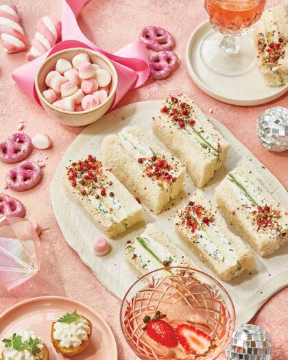 Finger sándwiches de zucchini, queso y hierbas