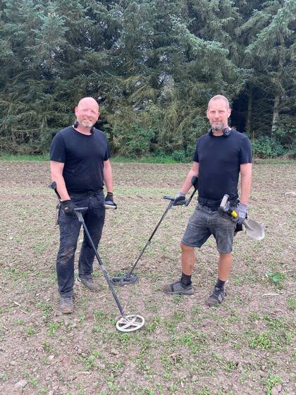 Finn Ibsen y Lars Danielsen, los arqueólogos aficionados oriundos de Dinamarca que encontraron el objeto
