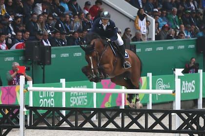 Finn Lente, montado por Larocca, en acción en los últimos Panamericanos; ninguno de los dos nació en la Argentina, pero juntos lograron el segundo puesto continental y una medalla para la delegación.