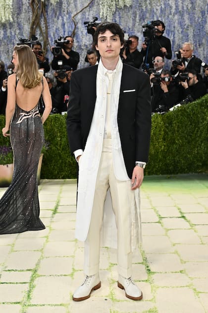 Finn Wolfhard vestido por Thom Browne
