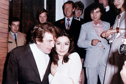 Finney junto a su segunda esposa, la actriz francesa Anouk Aimée