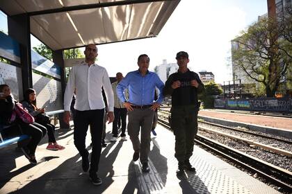 Alejandro Finocchiaro, excandidato a intendente de La Matanza, en una recorrida por la localidad de Ramos Mejía