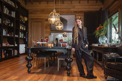 Fiona, con un equipo total black de saco, chaleco y pantalón XXL, con el sello de Kosiuko, pero reversionado por ella. “Lanzar mi propia cápsula es una gran aventura; estoy tranquila porque vengo de una gran escuela”, dice orgullosa en el comedor, con el sello de lifestyle Kern-Bonomi.