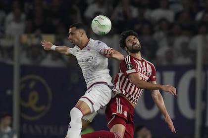 Fiorentina's Rolando Mandragora, left, heads the ball past Olympiacos' Vicente Iborra during the Conference League final soccer match between Olympiacos FC and ACF Fiorentina at OPAP Arena in Athens, Greece, Wednesday, May 29, 2024. (AP Photo/Thanassis Stavrakis)�