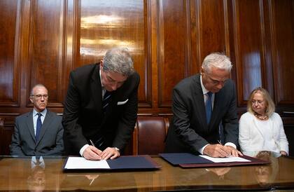 Firma de acuerdo entre la Corte Suprema de Nación y la Suprema Corte de la provincia de Buenos Aires.