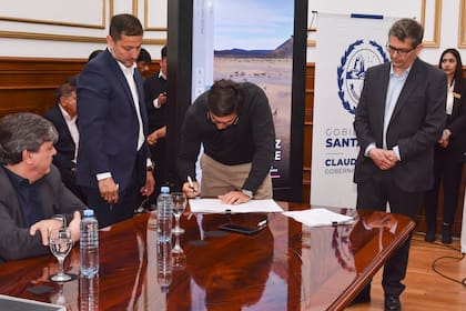 Firma de concesiones para la explotacion de yacimientos hidrocarburíferos durante el acto realizado en la gobernación de Santa Cruz.