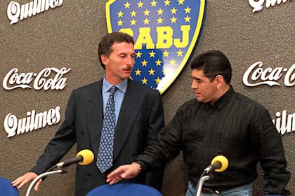 Firma del contrato con Boca, el 22 de abril de 1997; Mauricio Macri y Diego Maradona