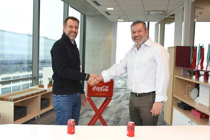 Firma de convenio entre Polo IT y Coca-Cola, para impulsar el empleo joven en el sector tecnológico.