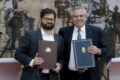 Firma de convenios y declaraciones de los presidentes Alberto Fernández y el chileno Gabriel Boric