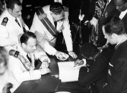 Firma de la independencia de Guinea Ecuatorial por el entonces ministro español Manuel Fraga junto al nuevo presidente Macías Nguema el 12 de octubre de 1968