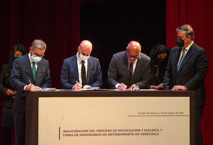 Firma del memorandum entre el jefe de la delegación opositora, Gerardo Blyde Perez, el mediador noruego, Dag Nylander y el presidente de la Asamblea Nacional, Jorge Rodriguez