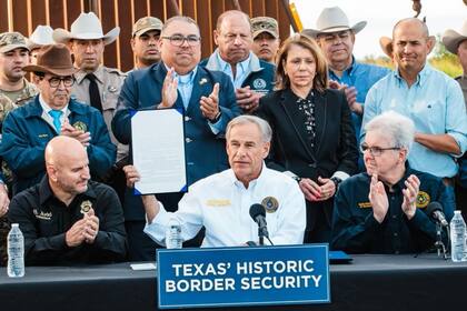 Firmada por el gobernador Greg Abbott, Texas tiene una de las leyes más restrictivas en materia migratoria