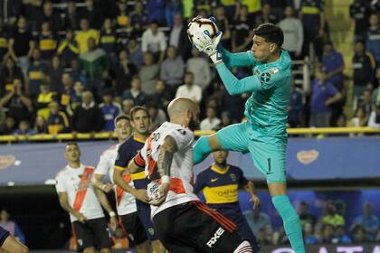 Firme arriba: Esteban Andrada gana la pelota en lo alto
