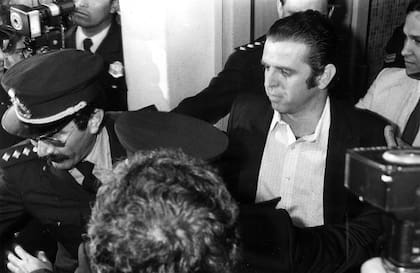 Firmenich sale de tribunales luego de su arresto, en 1984