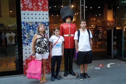FIRMES. Mirta, Paula y su hermano Marco, de shopping por Londres