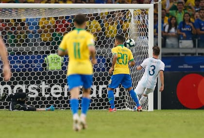 Firmino anota el 2-0 de Brasil; Tagliafico no lo puede evitar