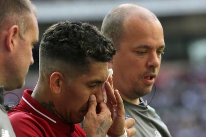 Firmino es reemplazado a los 29 minutos del segundo tiempo, tras la lesión