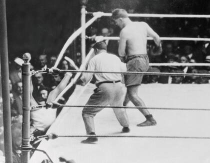Firpo saca del ring a Dempsey, un momento histórico del boxeo. Principi revive su experiencia en el Polo Grounds, a 100 años del suceso