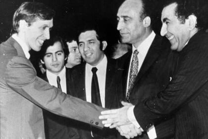 Fischer saluda a Petrosian en la entrega de premios del match final de Buenos Aires 1971; junto a ellos, Miguel Quinteros, Carlos Gómez y Francisco Manrique, entonces ministro de Bienestar Social.