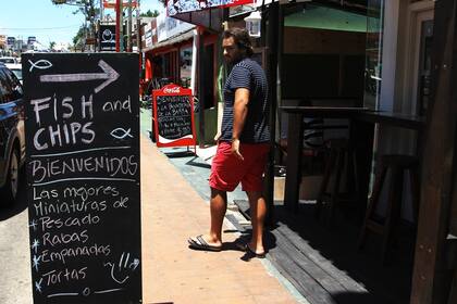 Fish and chips, en La Barra, ofrece conos de papas, rabas y miniaturas de pescado