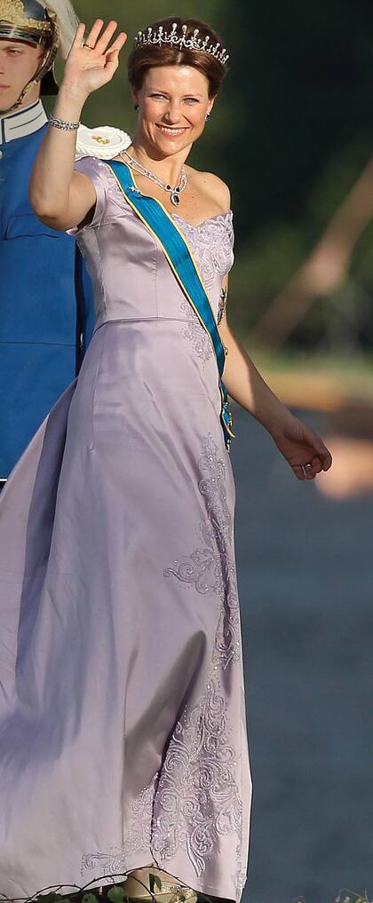 Fisioterapeuta, contadora de cuentos, cantante, escritora y profesora de
Parapsicología, la princesa fundó la escuela de ángeles Astarte Education, para enseñar a la gente a comunicarse con su ángel de la guarda. Acá se la ve en llegando al banquete posterior a la boda de la princesa Magdalena de Suecia con Christopher
O’Neill., celebrado en Estocolmo.