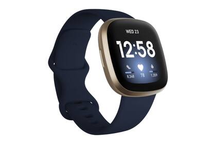Fitbit también lanzó el Versa 3, una nueva versión que incorpora GPS, para las rutas, y características como los minutos en zona activa o la posibilidad de responder llamadas y mensajes