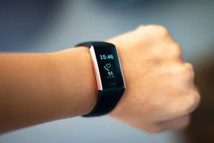 Fitbit, una de las compañías que fabrica monitores deportivos con seguimiento de ritmo cardíaco