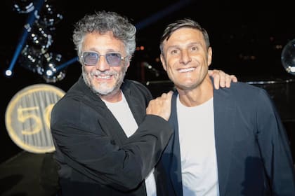 Fito cantó "Yo vengo a ofrecer mi corazón" a capella. Pupi es un verdadero fanático del rosarino. Apenas comenzó su historia de amor con Paula de la Fuente, el ex futbolista la invitó al recital que el músico brindó en el Estadio de Vélez en 1993.