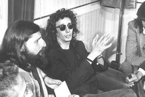 Fito Páez, acompañado por su abogado Albino José Stefanolo (izquierda), durante una breve conferencia de prensa en la comisaría 3ª de Rosario, tras el homicidio de su abuela y su tía