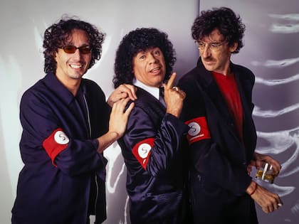 Fito Páez, Carlos “La Mona” Giménez y Charly García se divierten en la previa a un evento en el Hotel Alvear en 1998