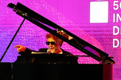 Fito Páez fue a "ofrecer su corazón": dio un minirrecital de siete canciones para abrir la ceremonia inaugural
