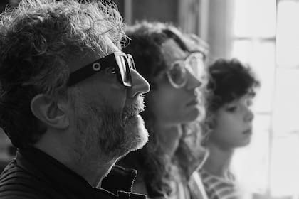 Fito Páez junto a los actores que lo personificarán en su biopic, Iván Hochman y Gaspar Offenhenden.