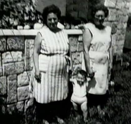 Fito Páez junto a su abuela Delia y su tía abuela Pepa en Rosario, año 1965. Foto: Twitter Fito Páez