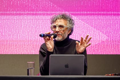 Fito Páez leyendo el extracto de un ensayo "La música en tiempos de demencia masiva" en la Sala Gorostiza