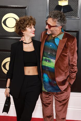 Fito Páez –nominado a Mejor Álbum Latino de Rock o Alternativo– llegó acompañado por su novia, la actriz Eugenia Kolodziej, con quien lleva más de ocho años de amor.