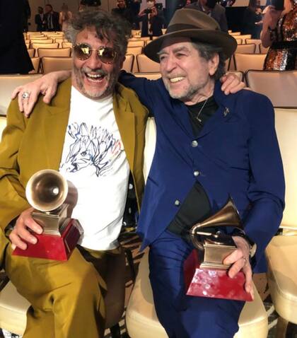 Fito Páez y Joaquín Sabina posan en Las Vegas con sus Grammy Latino a la Excelencia Musical