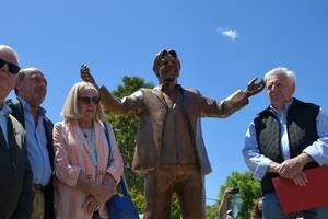 Flamante monumento de Sergio Denis.