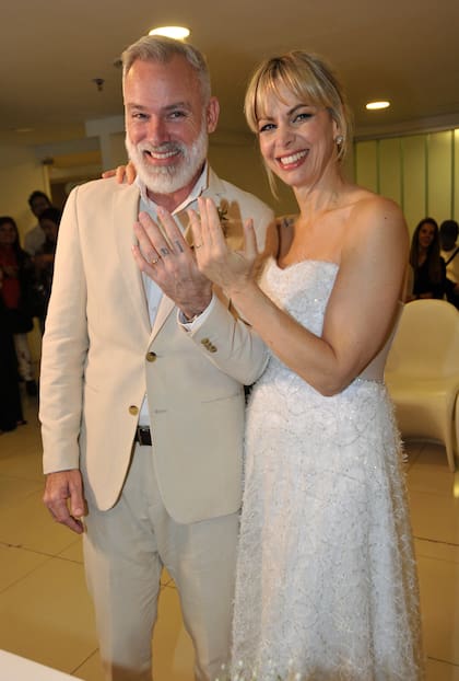 Flamantes marido y mujer, posaron con sus alianzas puestas
