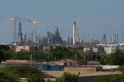 Flamas de quemadores de gases en la refinería Amuay en Los Taques, Venezuela, el miércoles 14 de enero de 2026