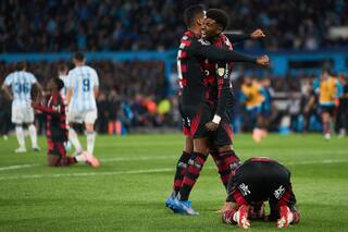Flamengo sobrevive con uno menos ante Racing y clasifica a final de Copa Libertadores