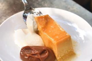 Flan mixto, profiteroles y arroz con leche: 7 lugares donde los rescatan con maestría