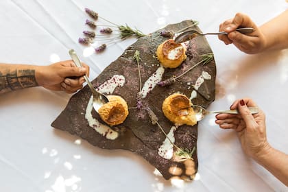 Flan de lavanda bañado en yogur natural y azúcar de api (harina de maíz morado).