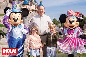 Flanqueados por Mickey Mouse y Minnie, el príncipe y sus herederos se divierten en Disneyland Paris, el parque temático que acaba de cumplir treinta años.