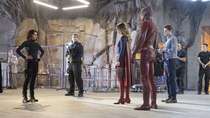 Flash y Supergirl contra las villanas Silver Banshee y Livewire