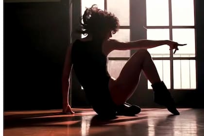 Flashdance: Jennifer Beals y la inolvidable secuencia con la voz de Irene Cara